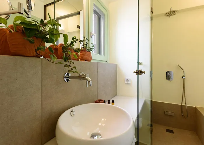 Plioni With Private Pool & With Hot Tub 米科利维亚